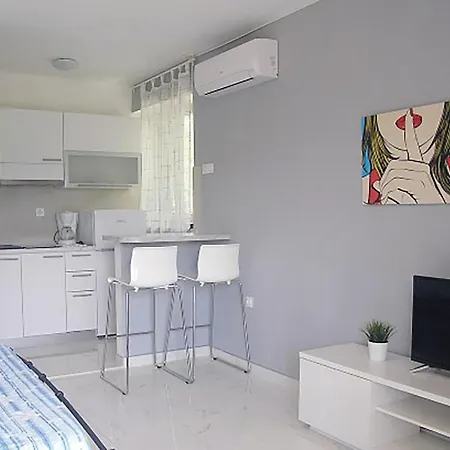 Appartement In With House Sea View